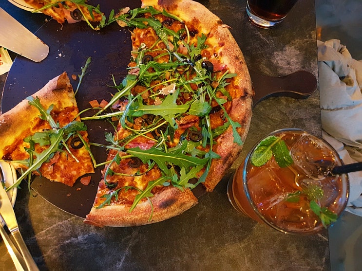  홍대입구역 맛집 발견! 경의선 숲길 셔우드, 피자가 이렇게까지 맛있다고...?
