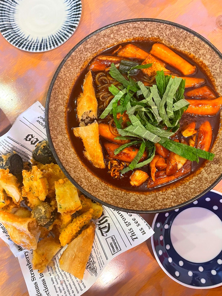  신촌 이대 분식 맛집 짜장 떡볶이 맛보기 - 카우떡볶이