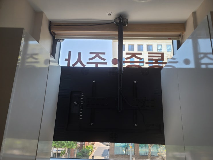  창문 외부 55인치 모니터로 옥외 디지털광고