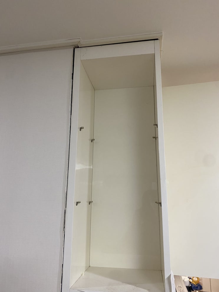  싱크대 상부장 실리콘 떨어짐 , 수리 및 보강 작업이 필요합니다.