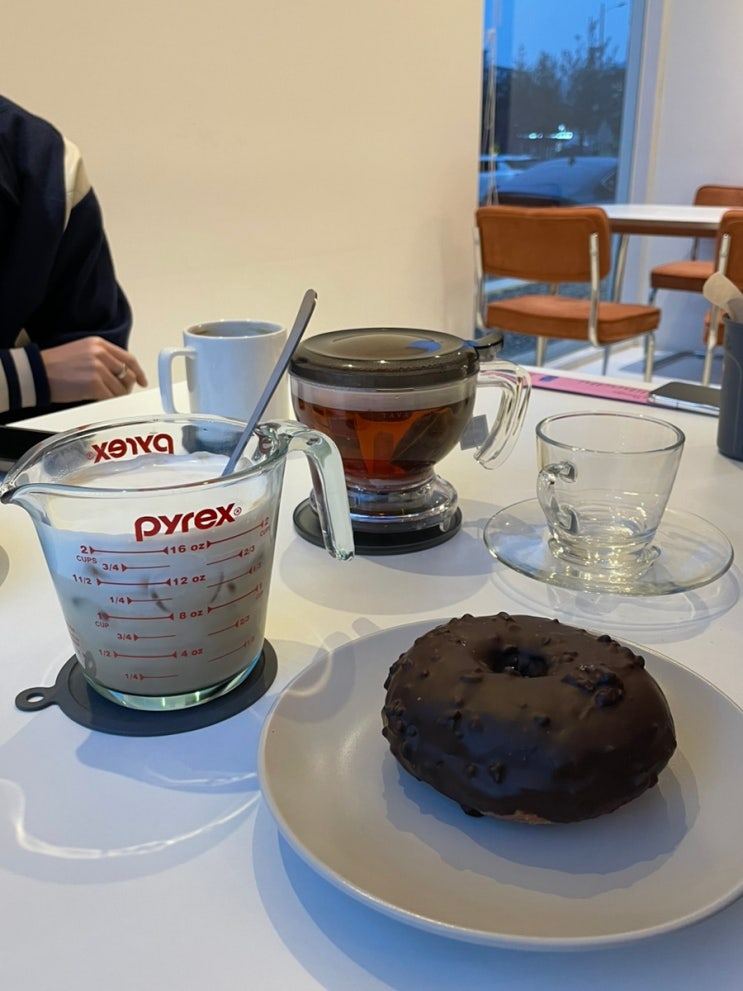  [듀크 로스터리 앤드 도넛] 맛있는 도넛 옆에 맛있는 커피 - 천안 신방동 베이커리 카페