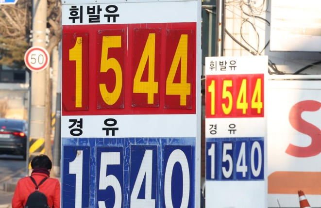 경유·휘발유 '재역전 초읽기'...가격 차 230원→10원대 경유·휘발유 '재역전 초읽기'...가격 차 230원→10원대