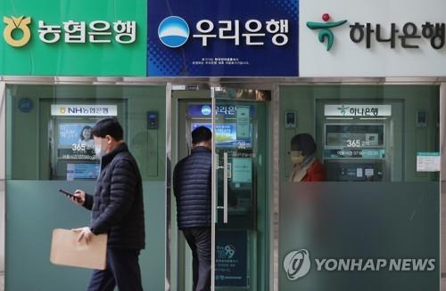 이복현 금감원장 "은행 영업 '약탈적'…우월적 지위 이용" 이복현 금감원장 "은행 영업 '약탈적'…우월적 지위 이용"