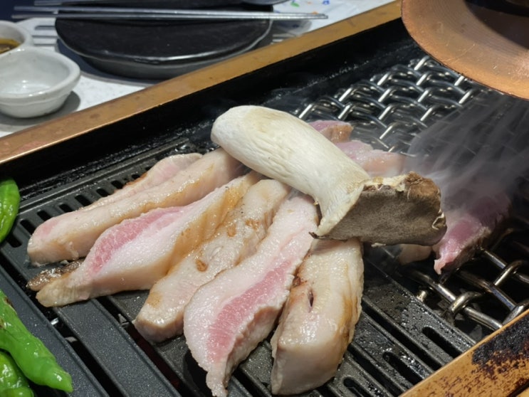  영동그집에서 맛있는 삼겹살과 함께하는 저녁식사, 구워주는 집