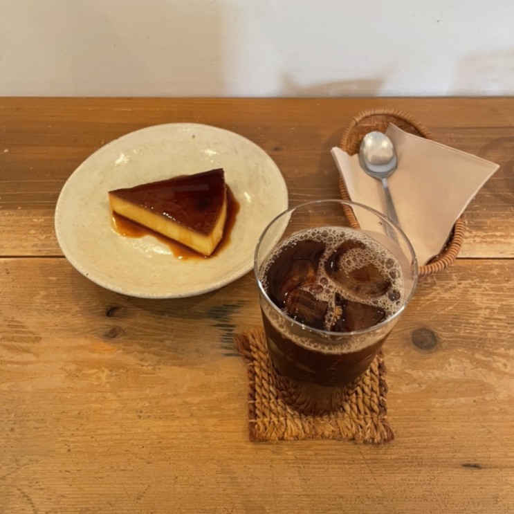 [홍대/연남 카페] 아메노히 커피점 - 일본인 부부의 차분한 도쿄 뒷골목 감성 카페 (푸딩과 핸드드립 커피)