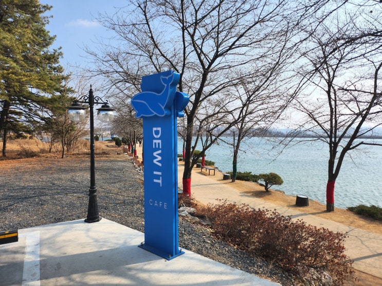  [경북영천] 산책로, 윤슬, 벚꽃, 고래가 있는 우로지 카페듀잇 DEW IT