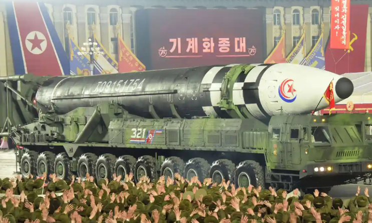 북한이 동해안에서 탄도 미사일을 발사합니다
