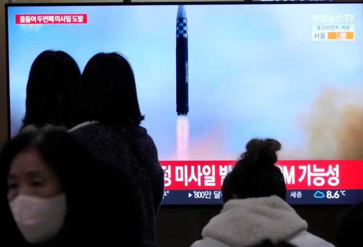 미국과 한국이 군사 훈련을 준비하는 동안 북한은 미사일을 발사합니다 미국과 한국이 군사 훈련을 준비하는 동안 북한은 미사일을 발사합니다
