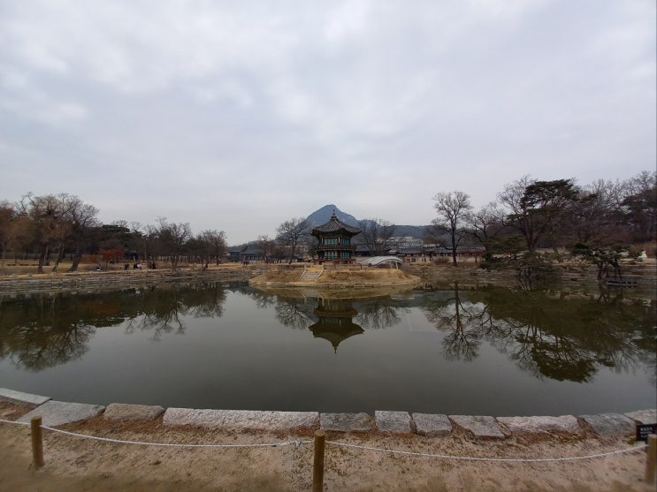  서울 경복궁: 숨은 포토존 명당, 기와의 멋을 품은 태원전과 운치있는 항원정의 매력