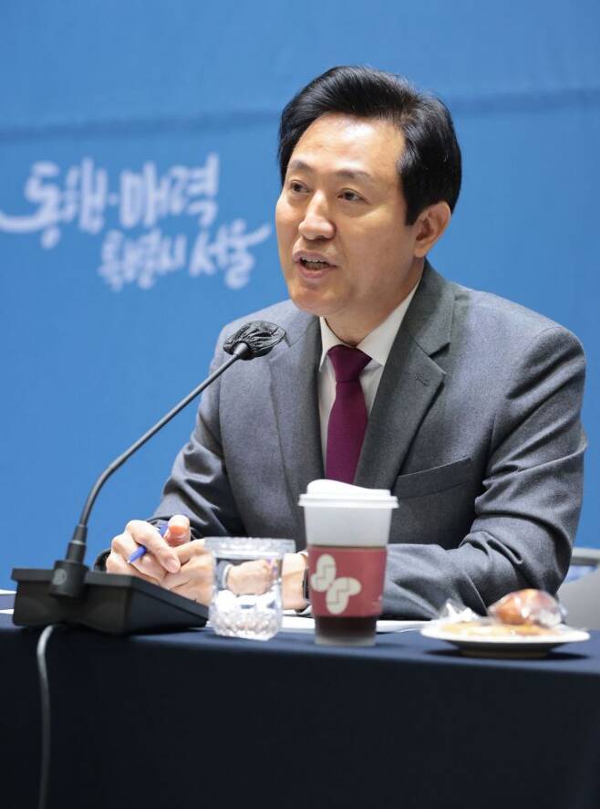 노인 무임승차 '<b>오세훈</b> vs. <b>추경호</b>'…<b>오세훈</b> 손들어준 노인회