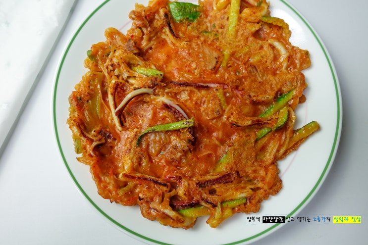 김치전 바삭하게 만들기, 김치 부침개는 까나리액젓과 탄산수와 감자 전분을 넣어주세요.