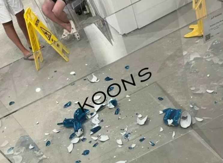 마이애미에서 제프 쿤스의 '풍선 개' 조각상이 넘어져 산산조각이 났습니다 마이애미에서 제프 쿤스의 '풍선 개' 조각상이 넘어져 산산조각이 났습니다