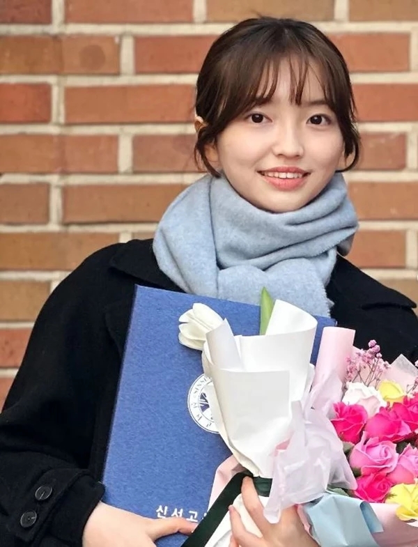 '지금 우리 학교는'에서 미혼모 역 맡았던 이채은, 연세대 합격하고 올린 참고서 인증샷 관심 폭발 '지금 우리 학교는'에서 미혼모 역 맡았던 이채은, 연세대 합격하고 올린 참고서 인증샷 관심 폭발