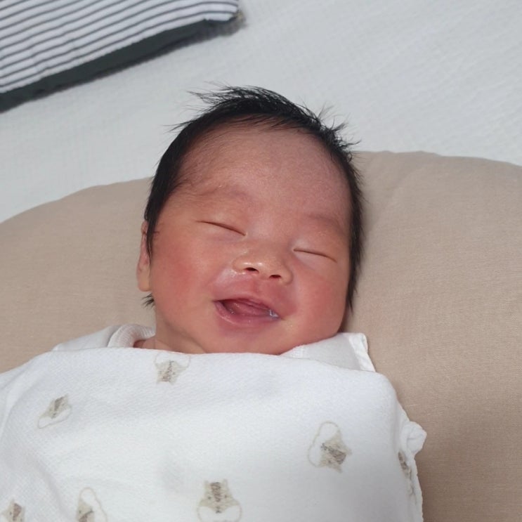 산후조리원 5일차, 6일차 일상 (배냇웃음, 남편 면회, 신생아태열, 초점책)