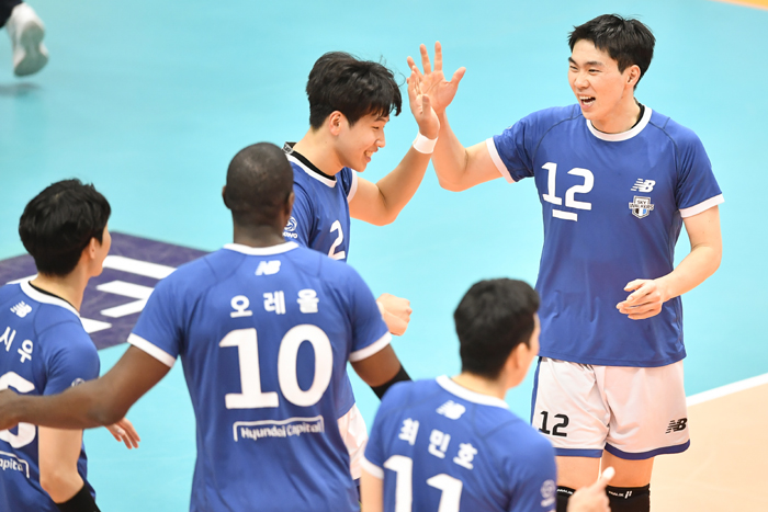 [21일 프로배구 관전포인트] 현대캐피탈 vs <b>우리카드</b>, <b>선두</b>를... 