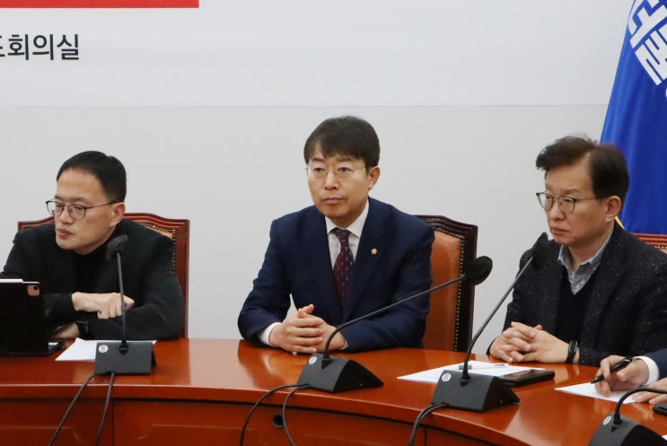더불어민주당 <b>이상민 장관</b> 탄핵심판 대응 TF 첫 <b>회의</b>
