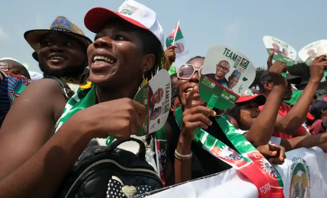 나이지리아 젊은이들은 대통령 선거를 위한 마지막 경쟁에서 아웃사이더 피터 오비에게 열광하고 있습니다