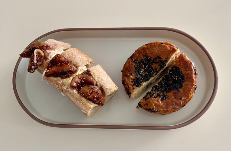  [서울 성동구] 성수동 서울숲 카페 빵집 맛집, Perment Bake Shop 퍼먼트 베이커리 / 무화과 크림치즈 바게트, 흑임자 퀸아망