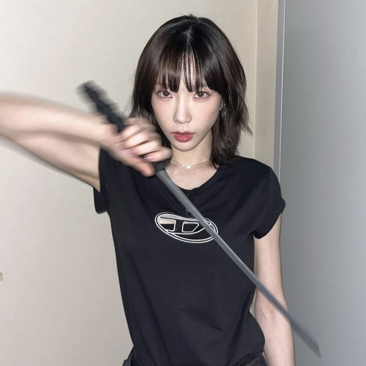 요즘 뜨는 의류 브랜드 태연 디젤 반팔 티셔츠 올블랙 코디