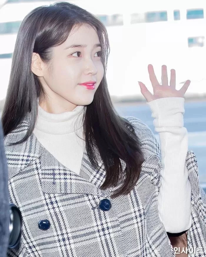 "온갖 쓸쓸한 척은 다 하더라" '이종석' 아이유, 크리스마스 브이로그 본 팬들이 실망한 이유 "온갖 쓸쓸한 척은 다 하더라" '이종석' 아이유, 크리스마스 브이로그 본 팬들이 실망한 이유