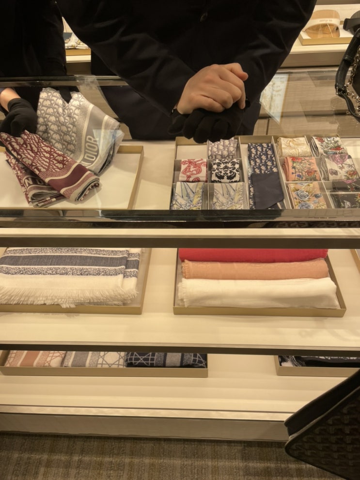 50대 여자선물추천 디올 스카프 스퀘어 90 강남 신세계 구매기