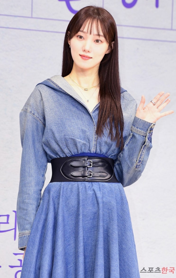  이성경 데님 원피스, '사랑이라 말해요' 제작발표회 속 패션정보 파헤치기 (ft. 알라이아 데님 바디슈트 & 벨트 스커트)