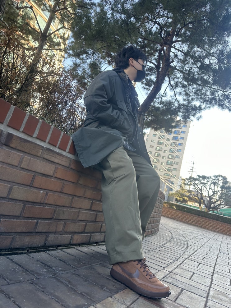  [남자OOTD/얼씨룩] (카이아크만 빈티지[카키]/유니클로 바람막이[블랙]/수아레 모크넥[블랙]/토니웩 카고바지 [카키]/ 나이키 톰삭스 제너럴 퍼포스슈 [브라운]