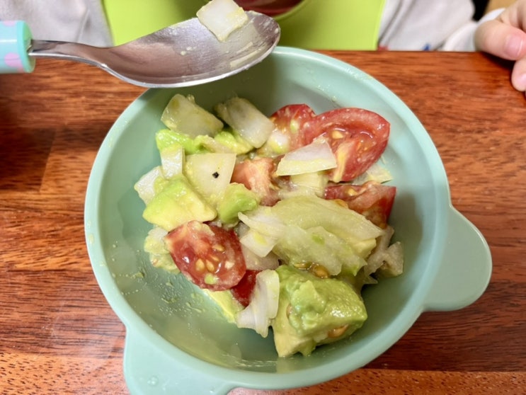  세 살 아이가 요즘 잘 먹는 것 [과카몰리/매생이굴국/두부쌈]