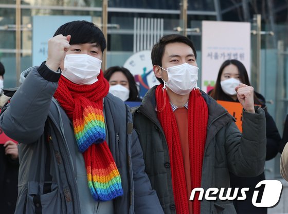 "사랑이 이겼다"…국내 첫 동성부부 건강보험 자격 인정(종합) "사랑이 이겼다"…국내 첫 동성부부 건강보험 자격 인정(종합)