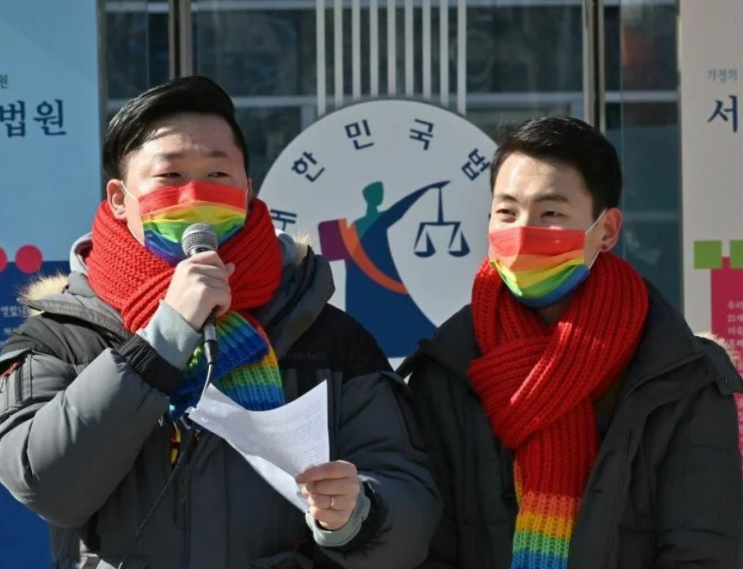 첫 번째로, 한국 법원은 동성 파트너들이 정부 혜택을 받아야 한다고 말합니다 첫 번째로, 한국 법원은 동성 파트너들이 정부 혜택을 받아야 한다고 말합니다