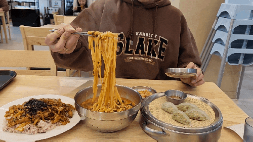 삼척칼국수맛집 중앙시장 안에 청년몰에 위치한 이층칼국수 음식이 다 맛있어요! 삼척칼국수맛집 중앙시장 안에 청년몰에 위치한 이층칼국수 음식이 다 맛있어요!