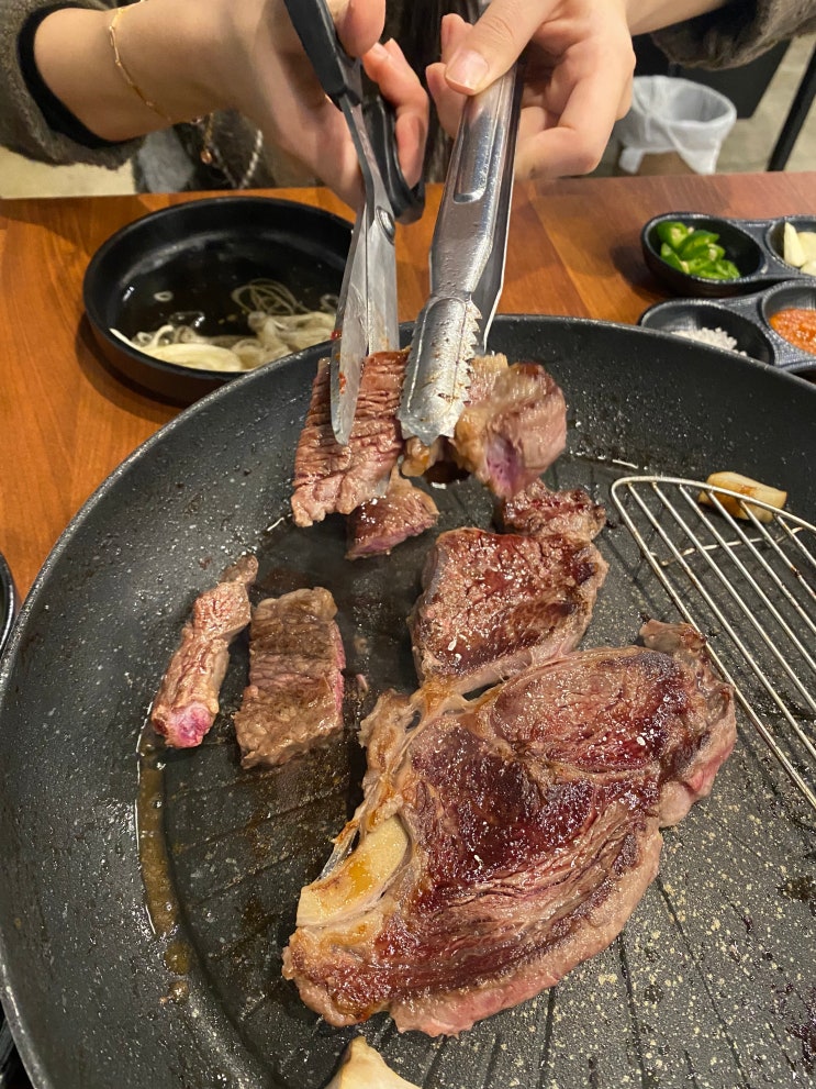  <군산 수송동 소고기> 촉촉한 한우 등심. 수송동 국민한우. 한우 등심 100g 만원 이내