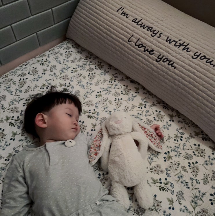  침대 가드쿠션 포근나라 직대롱쿠션으로 준비했어요