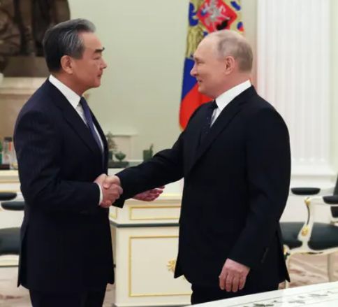 최고 외교관이 푸틴에게 위기는 '기회'라고 말하면서 중국과 러시아는 관계를 심화시킵니다