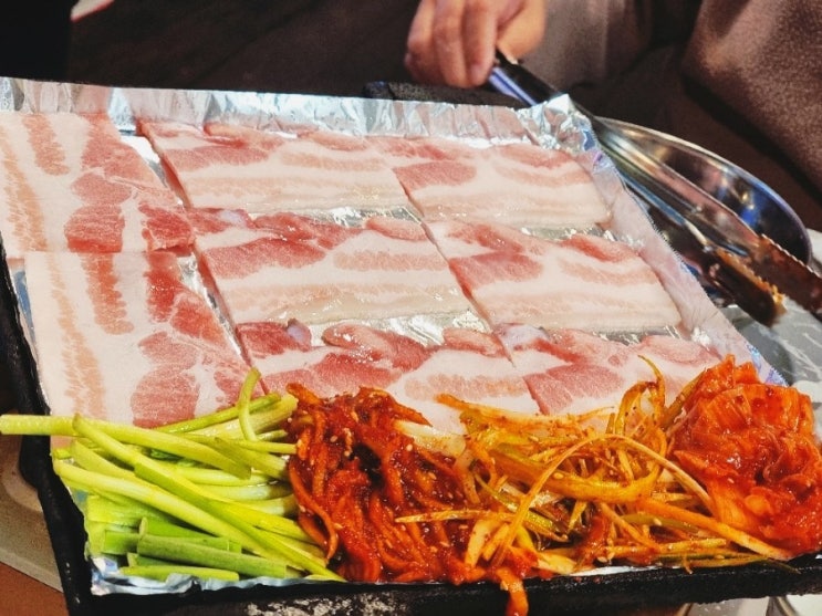 다양한 반찬과 즐기는 의정부 냉동삼겹살 88로타리집 의정부역본점