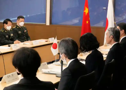 중국과 일본은 긴장을 안정시키기 위해 공식적인 안보 회담을 위해 모입니다