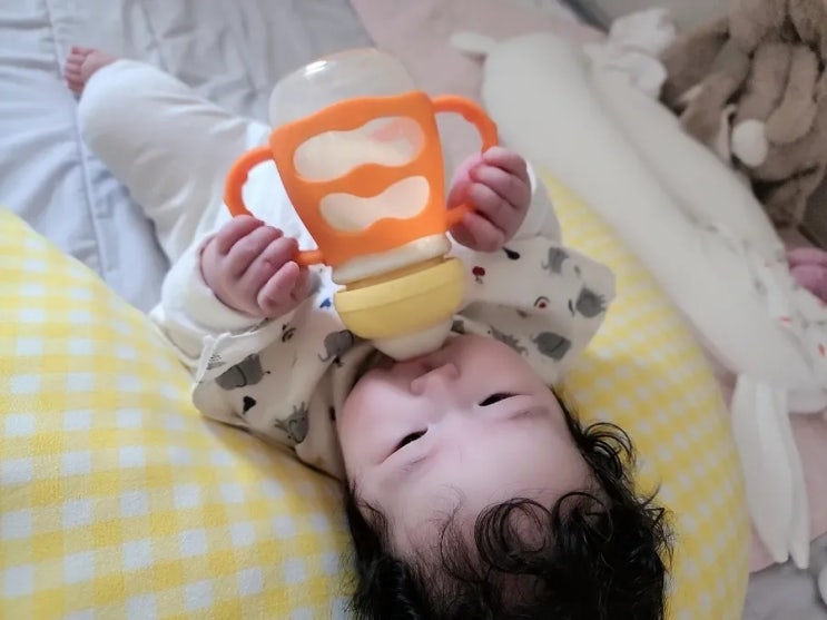  젖병을 잡고 먹으려하는 서아를위한 new아이템!