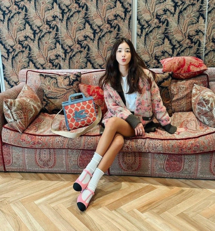  기은세 인스타그램 속 패션정보 파헤치기 (ft. 샤넬 가디건 & 메리제인 플랫슈즈, 에트로 토트백)