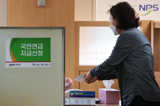 MZ세대 "여전히 국민연금 불안하다"지만… 절반은 "보험료, 필요하면 올려야" MZ세대 "여전히 국민연금 불안하다"지만… 절반은 "보험료, 필요하면 올려야"