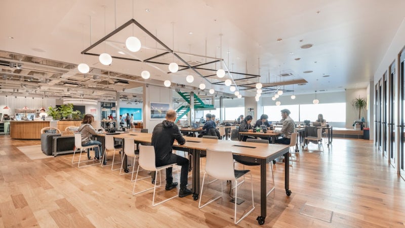 오사카 도시 전경과 창가에 놓인 노트북 작업 공간