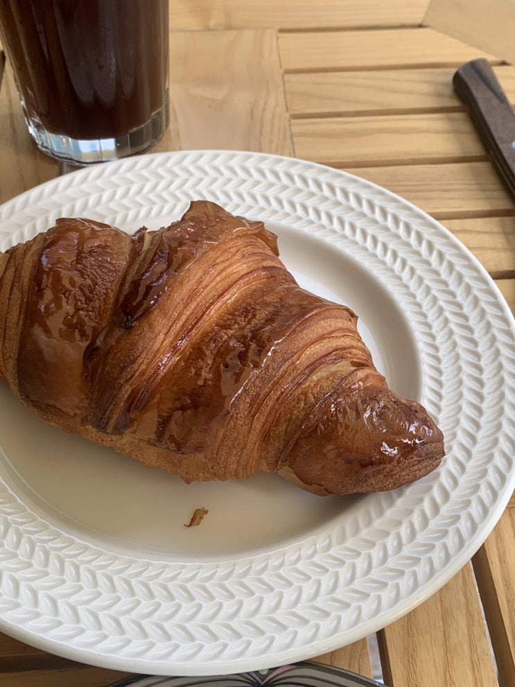 베이크베이직 크로아상이 맛있는 방이동 베이커리 카페