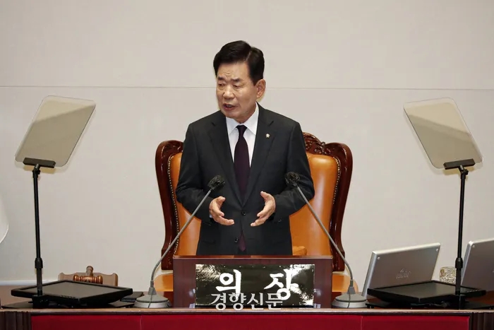 김진표 국회의장, 비례 50명 늘리는 선거제 개편안 정개특위에 제출 [경향신문]