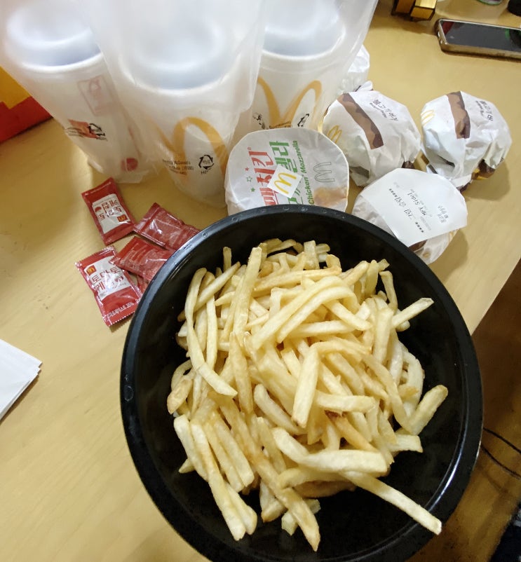  햄버거와 감자튀김은 콜라를 사랑했다. 야식은 맥도날드 김천평화DT점