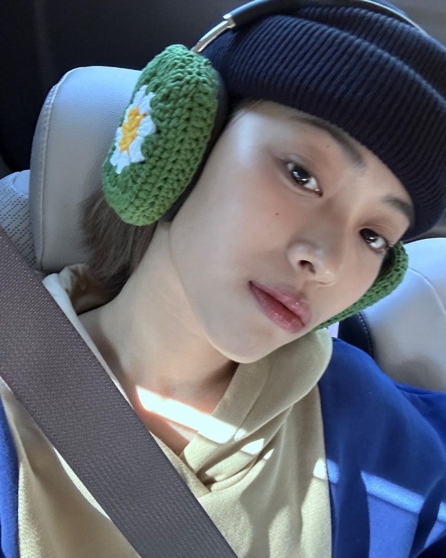 있지 류진 공항패션 속 에어팟맥스 커버, 아디다스 후드 등