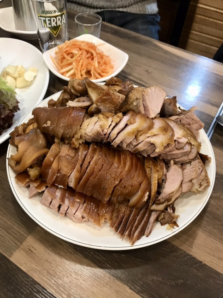 푸짐한 앞족 왕족발과 안주로서 제격인 뼈다귀전골 다가동 봉명역근처 제일왕족발 / 천안식후감