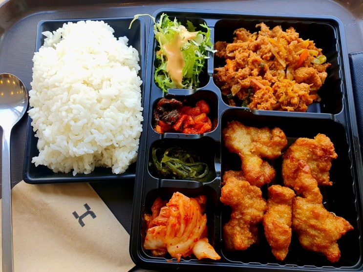  한솥도시락, 메가치킨제육, 밥이 많다.