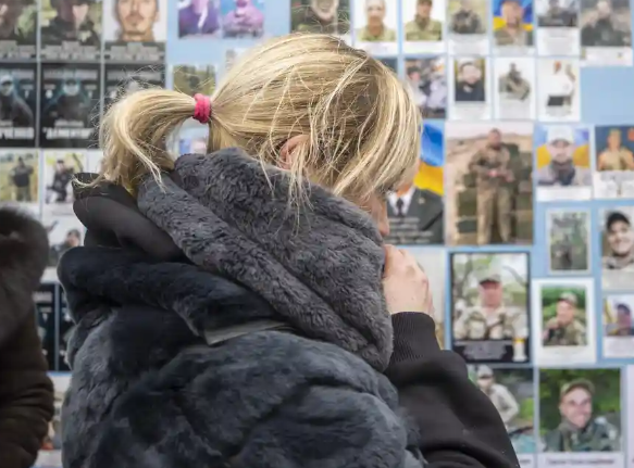 1년 후, 우크라이나 사람들은 분노와 의무감으로 가득 차 있습니다. 하지만 가장 중요한 감정은 죄책감이에요