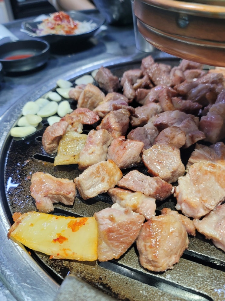  일하기 싫어 용산 맛집 마라돈왕주먹고기로 고기와 나만의라벨소주 먹으러 왔어요!