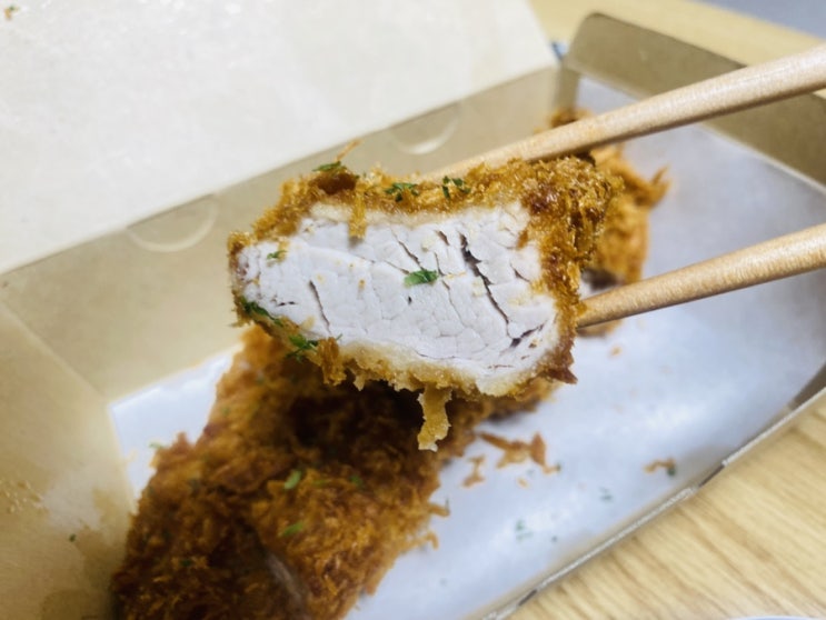  인천 검단신도시 두툼하고 촉촉 바삭한 돈가스가 맛있는 식탁 위에 돈까스