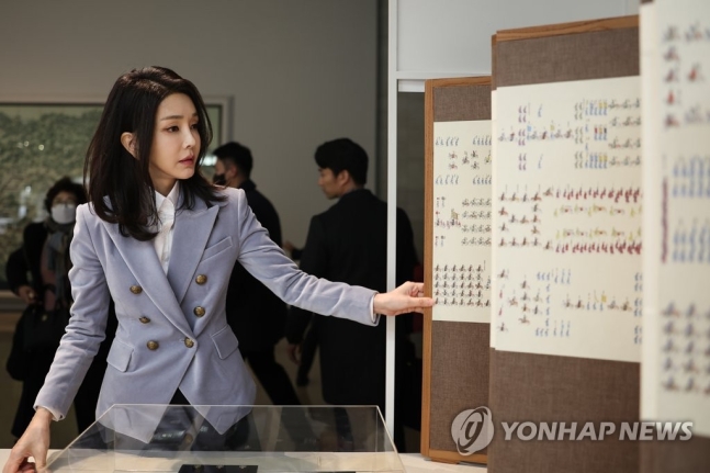 野 "김건희 여사, 새빨간 거짓말…檢 소환조사 불응 드러나" 野 "김건희 여사, 새빨간 거짓말…檢 소환조사 불응 드러나"